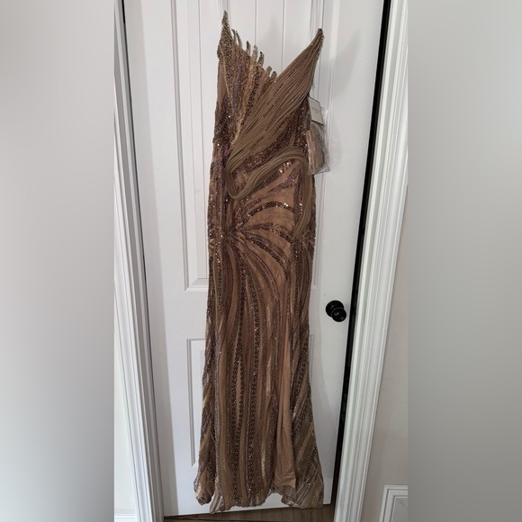 Catwalk Couture Gown Look 411 - Picture 3 of 9